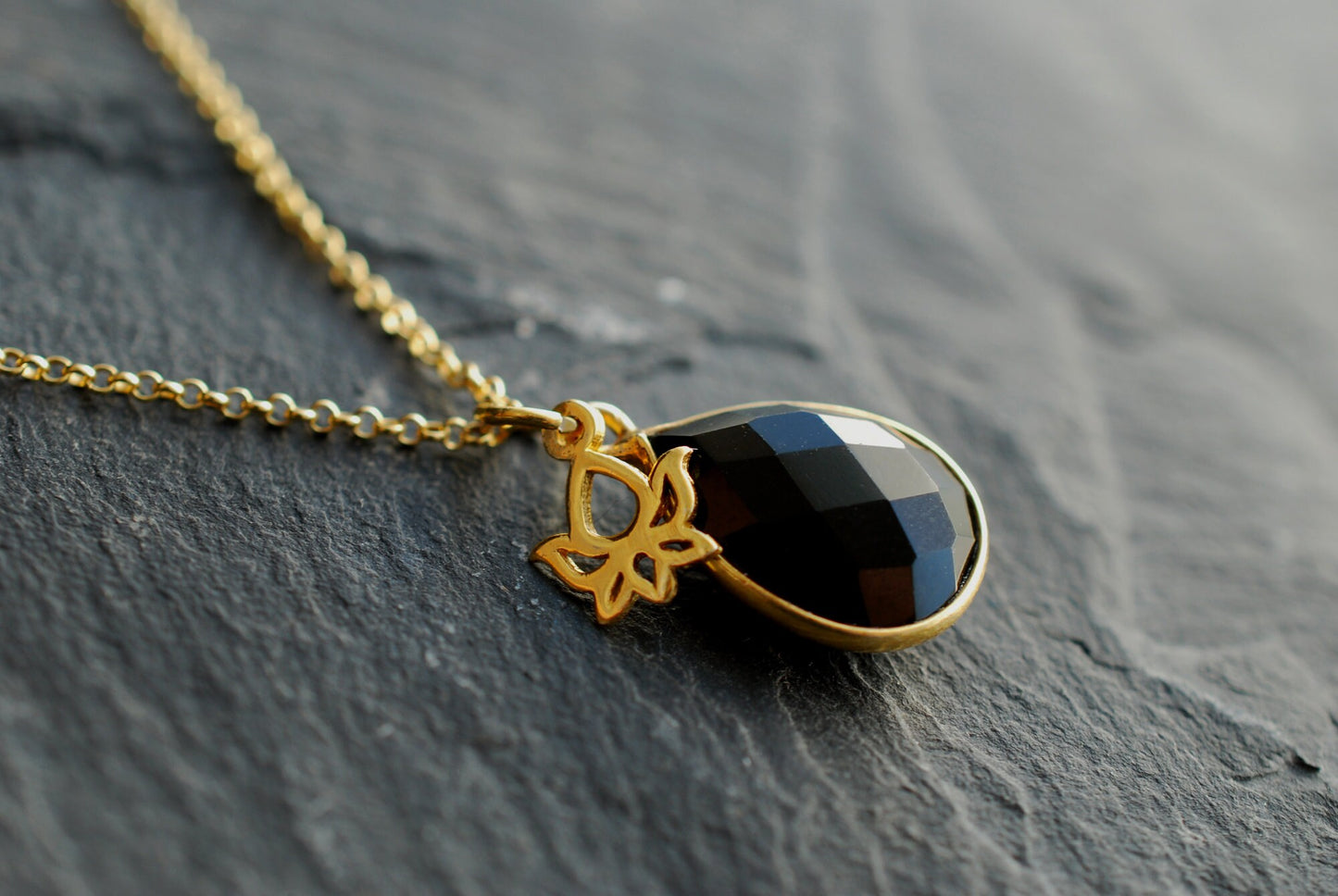 NAMASTE . Vergoldete Kette mit Edelstein-Tropfen und Lotus-Anhänger/Geburtstagsgeschenke/personalisierte Geschenke