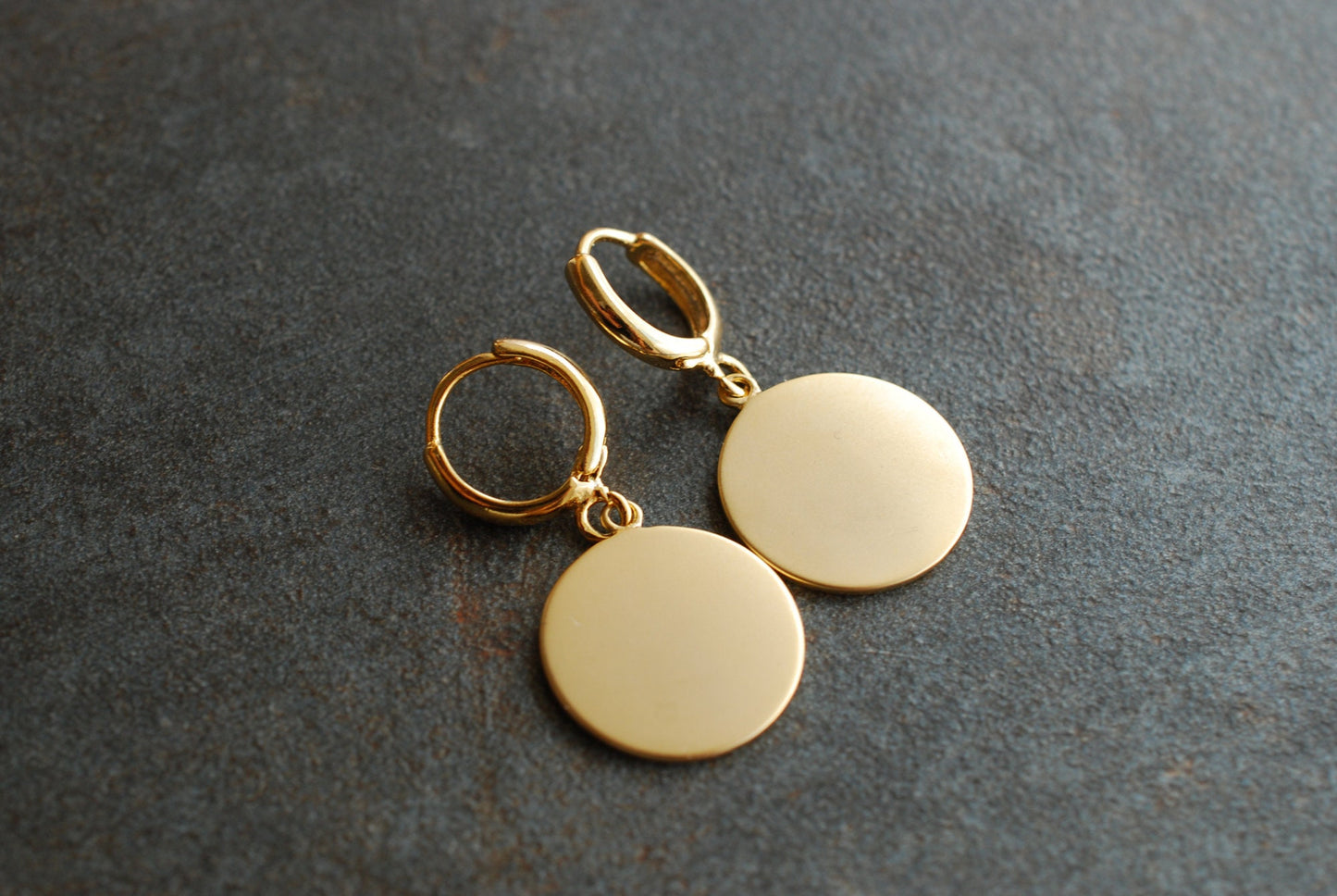 JZAR . Vergoldete Ohrringe mit Münzen-Anhänger . Boho-Schmuck