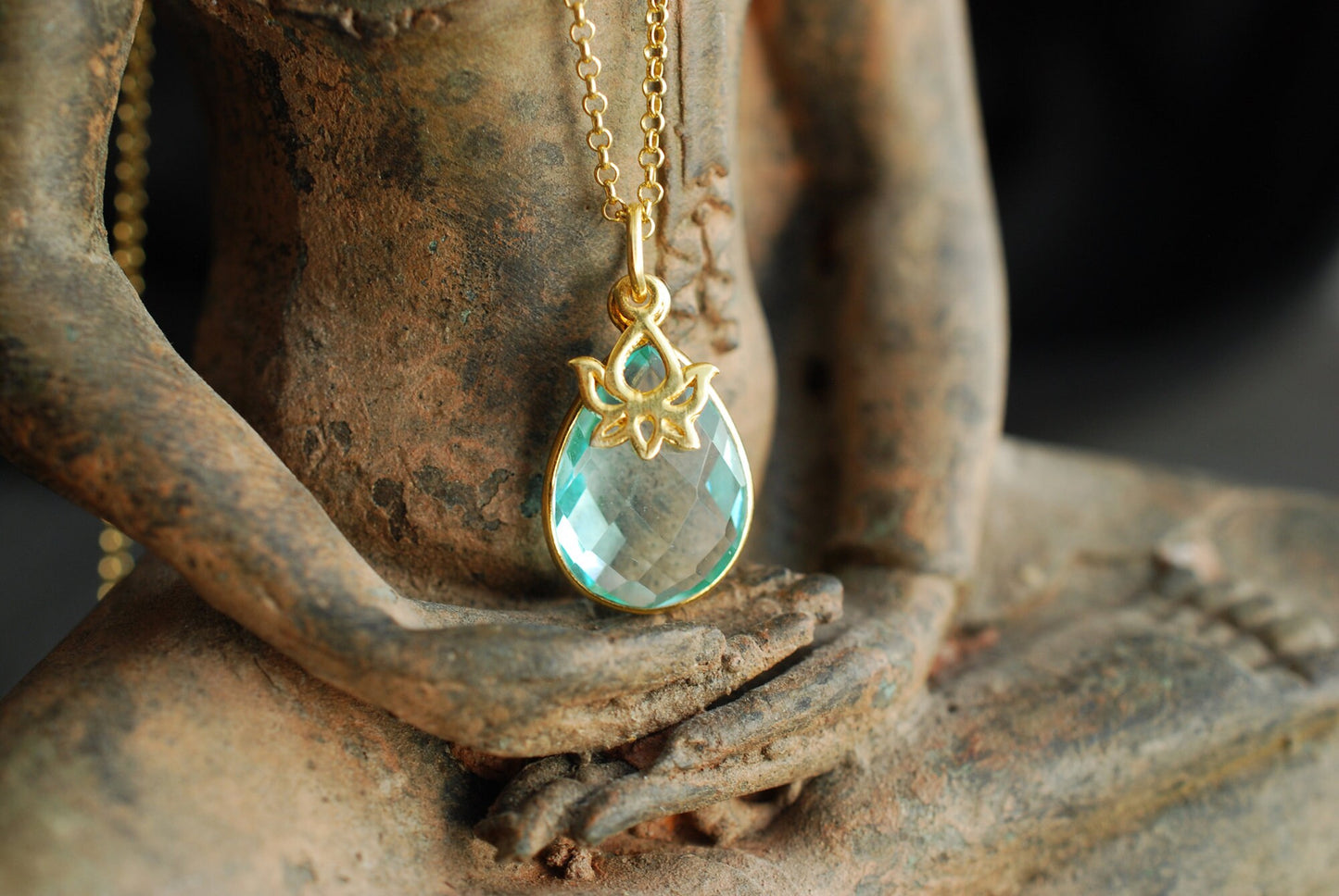 NAMASTE . 22k vergoldete Silber-Kette mit Aquamarin Edelstein-Tropfen und Lotus-Anhänger/Geburtstagsgeschenke