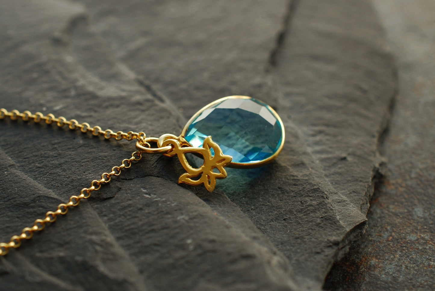 NAMASTE . Vergoldete Kette mit Edelstein-Tropfen Blauer Topas und Lotus-Anhänger