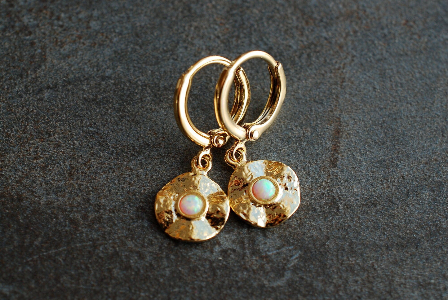 DAPHNE . 18k vergoldete Ohrringe . Huggie mit synthetischen Opal-Anhängern