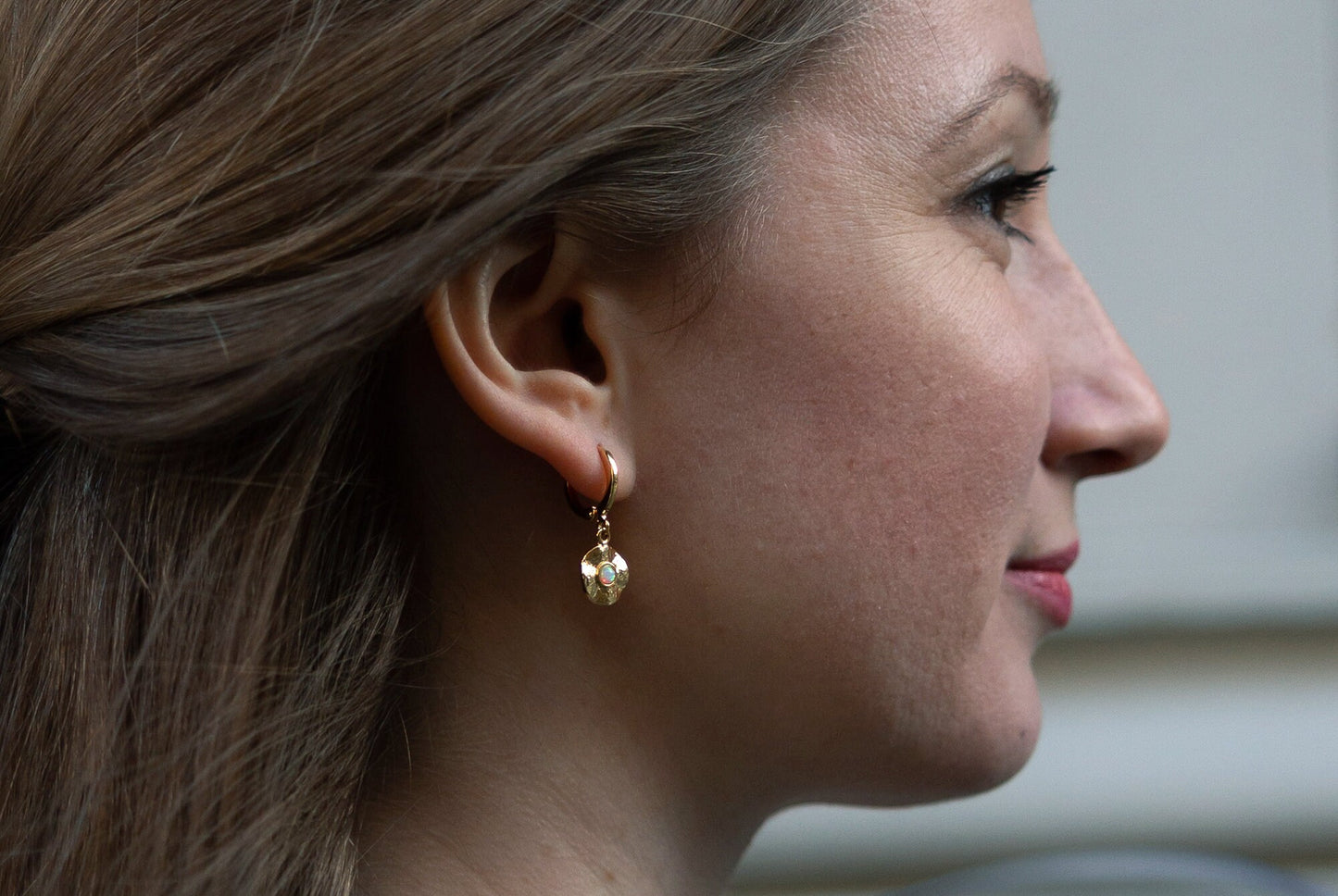 DAPHNE . 18k vergoldete Ohrringe . Huggie mit synthetischen Opal-Anhängern