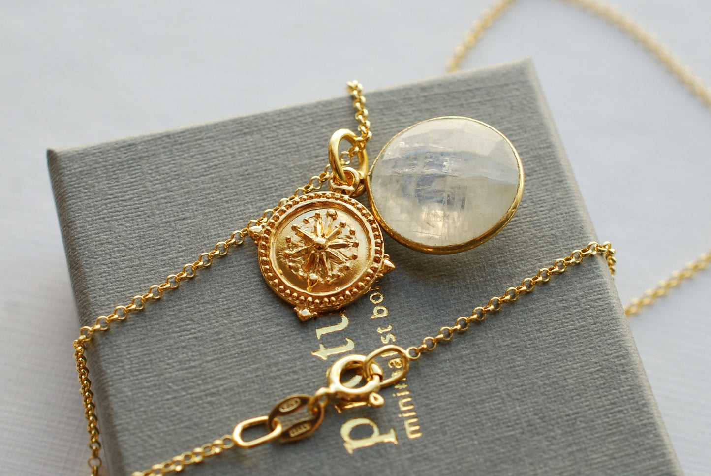 FERNWEH . Boho-Kette Kompass . wahlweise mit Mondstein . echt vergoldetes Silber