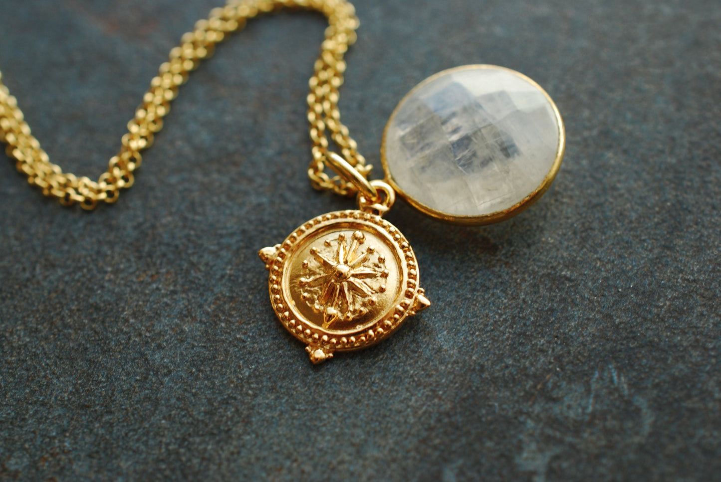 FERNWEH . Boho-Kette Kompass . wahlweise mit Mondstein . echt vergoldetes Silber