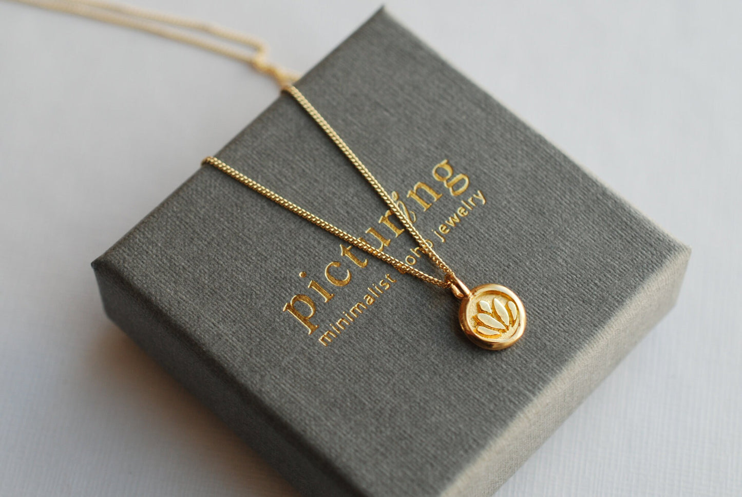 LOTUS . Echt vergoldete Kette mit Lotus-Anhänger. vergoldetes Sterlingsilber . Geschenke für Frauen