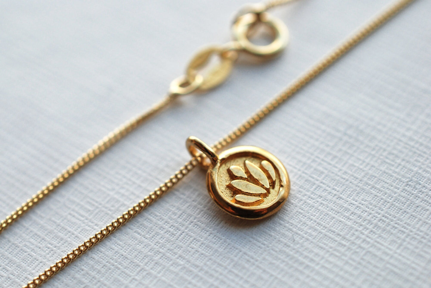 LOTUS . Echt vergoldete Kette mit Lotus-Anhänger. vergoldetes Sterlingsilber . Geschenke für Frauen
