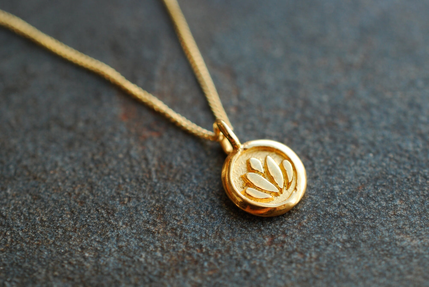 LOTUS . Echt vergoldete Kette mit Lotus-Anhänger. vergoldetes Sterlingsilber . Geschenke für Frauen