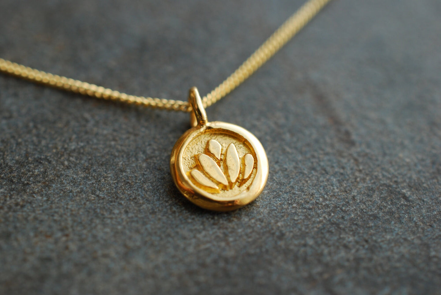 LOTUS . Echt vergoldete Kette mit Lotus-Anhänger. vergoldetes Sterlingsilber . Geschenke für Frauen