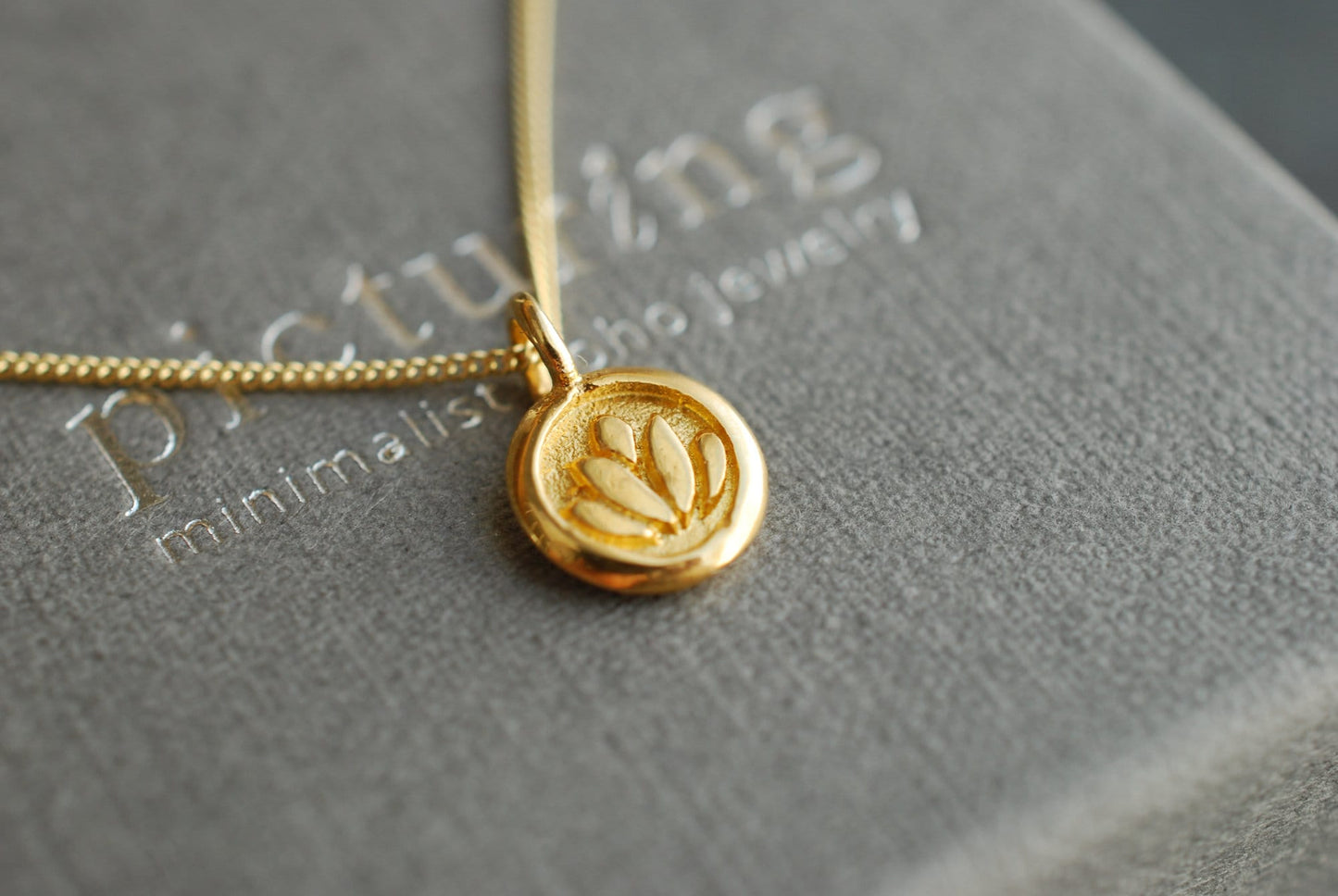 LOTUS . Echt vergoldete Kette mit Lotus-Anhänger. vergoldetes Sterlingsilber . Geschenke für Frauen