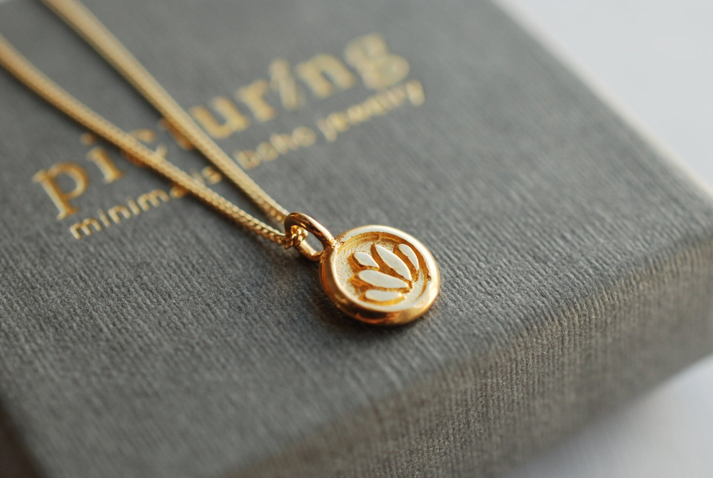 LOTUS . Echt vergoldete Kette mit Lotus-Anhänger. vergoldetes Sterlingsilber . Geschenke für Frauen