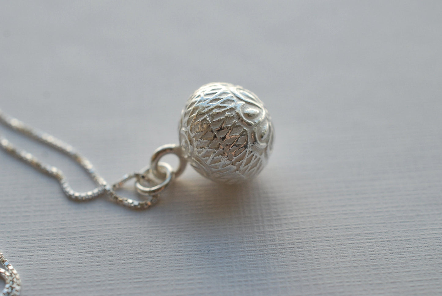 FLORA . Boho-Kette mit floralem Kugel-Anhänger aus 925er Silber /Sommer-Schmuck/Geschenkideen
