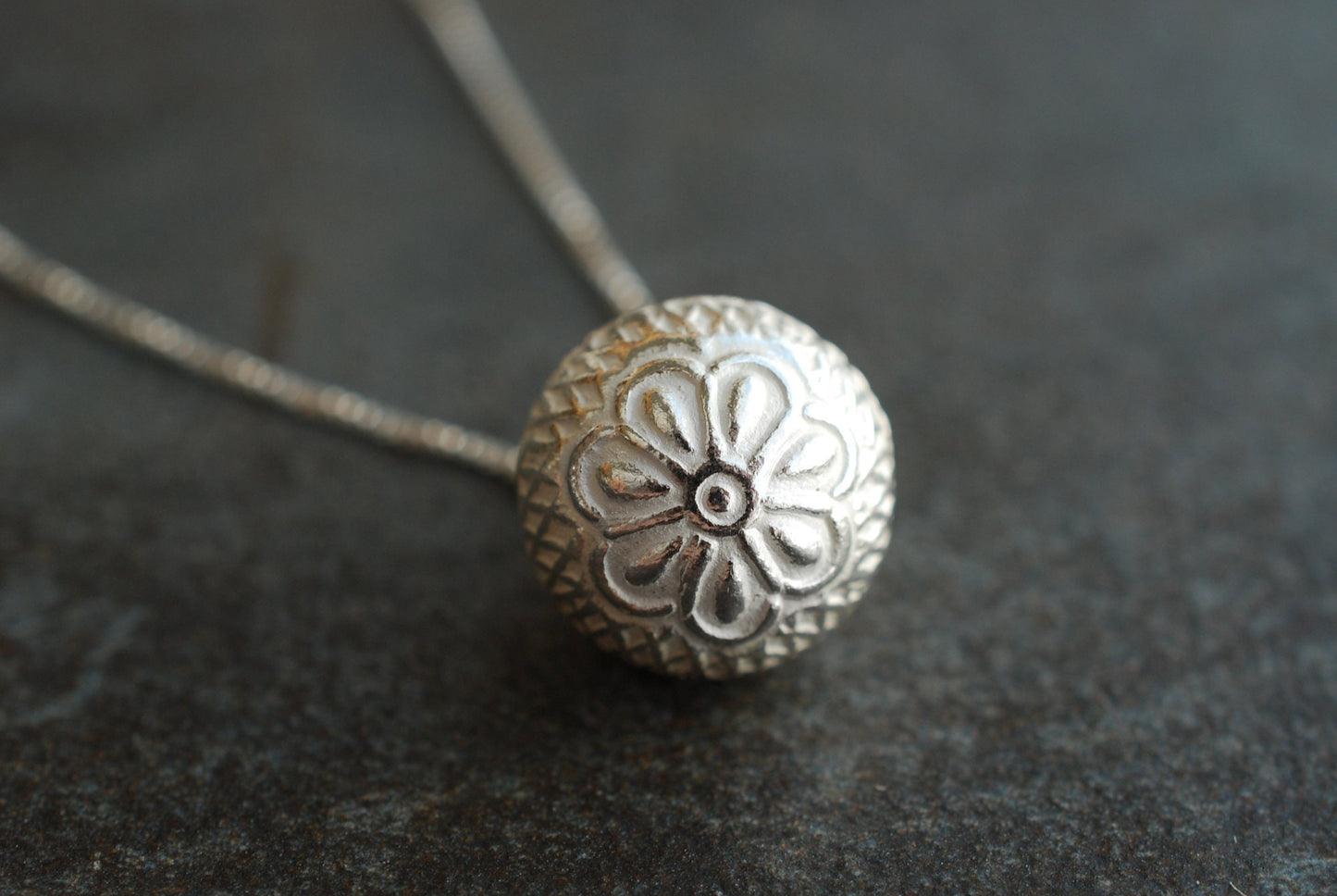 FLORA . Boho-Kette mit floralem Kugel-Anhänger aus 925er Silber /Sommer-Schmuck/Geschenkideen
