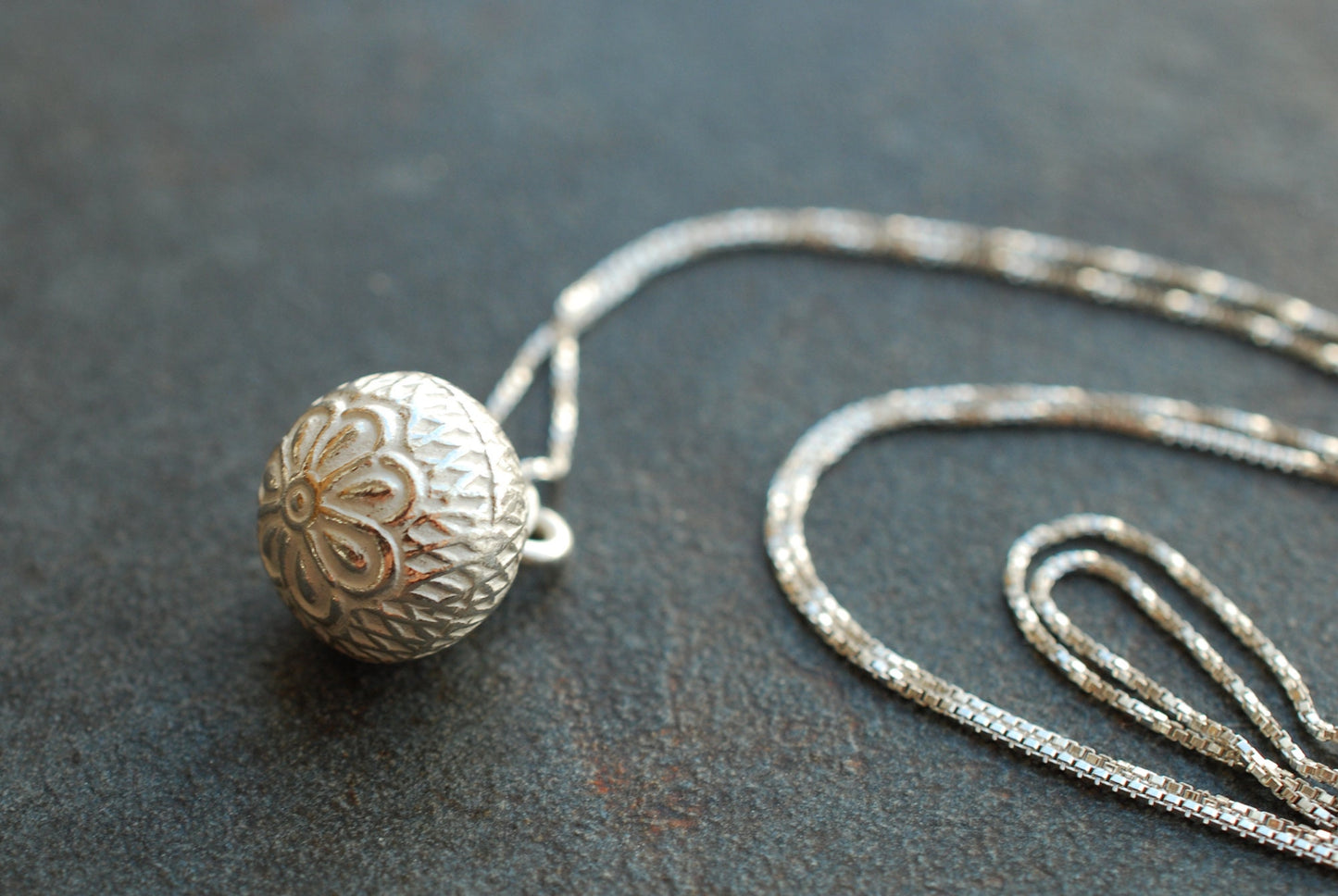 FLORA . Boho-Kette mit floralem Kugel-Anhänger aus 925er Silber /Sommer-Schmuck/Geschenkideen