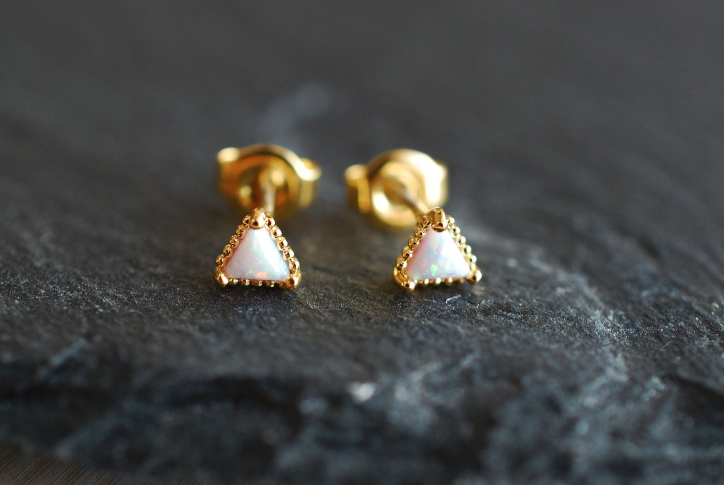 TRIANGLE . Winzige Ohrstecker . 18k vergoldete Ohrringe mit synthetischen Opal-Steinchen . Geschenke für Sie