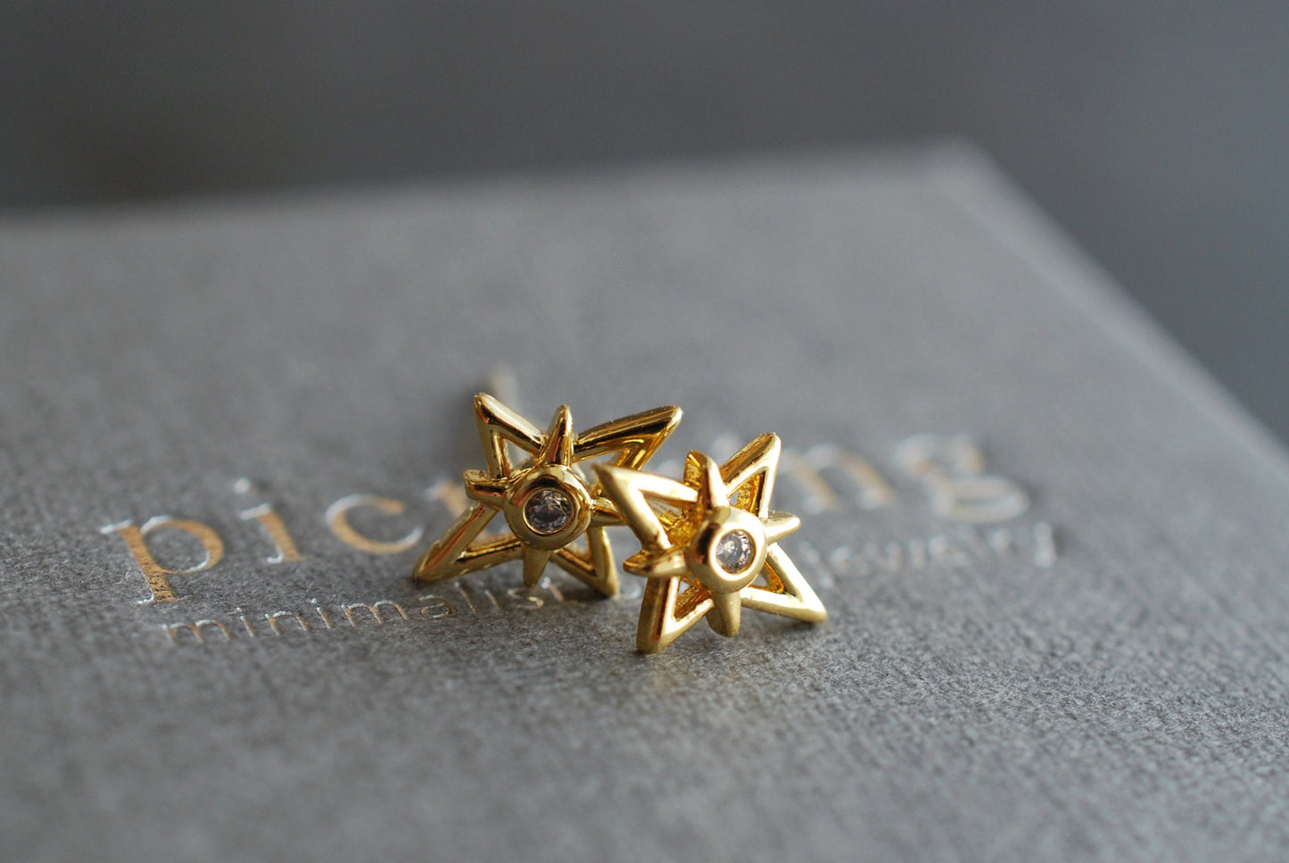 TINY STAR . Sternen-Ohrstecker . 18k vergoldet mit Zirkonia-Steinchen . Himmlische Schmuckstücke . Geschenke für Sie