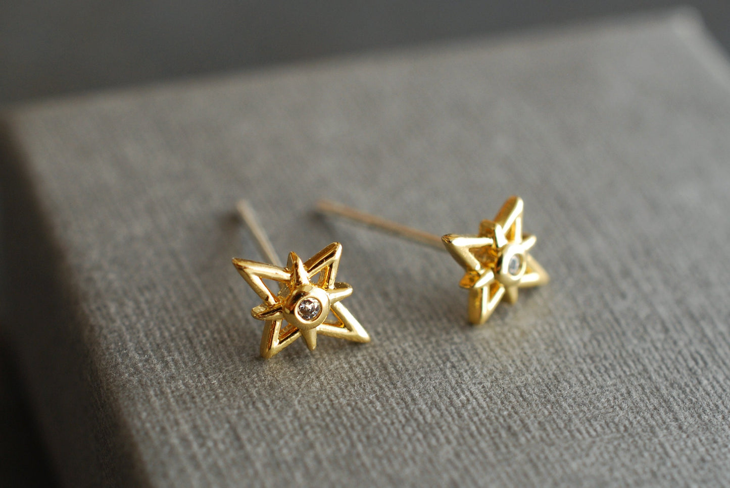 TINY STAR . Sternen-Ohrstecker . 18k vergoldet mit Zirkonia-Steinchen . Himmlische Schmuckstücke . Geschenke für Sie