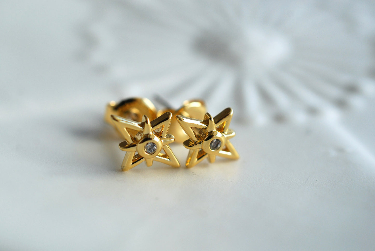 TINY STAR . Sternen-Ohrstecker . 18k vergoldet mit Zirkonia-Steinchen . Himmlische Schmuckstücke . Geschenke für Sie