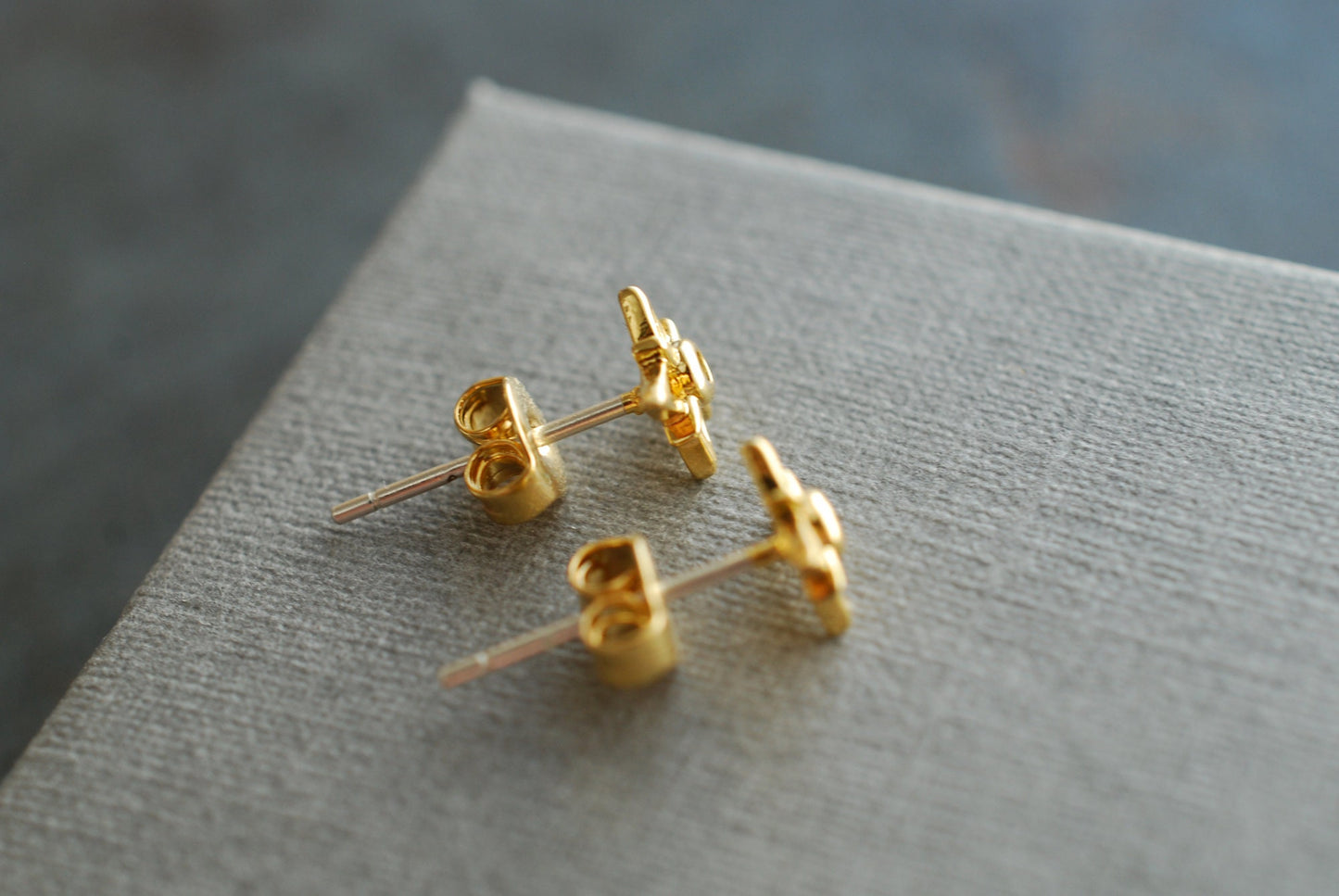 TINY STAR . Sternen-Ohrstecker . 18k vergoldet mit Zirkonia-Steinchen . Himmlische Schmuckstücke . Geschenke für Sie