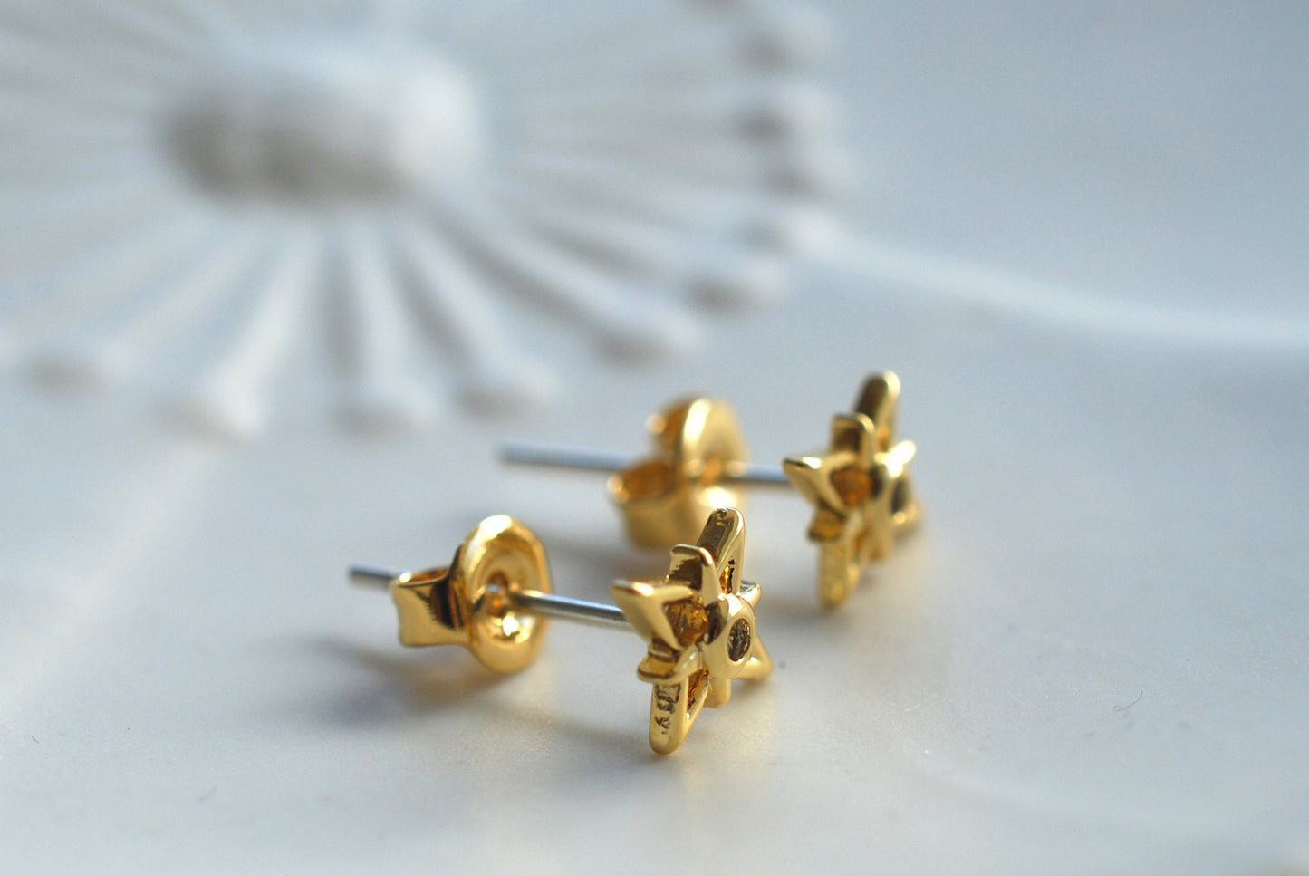 TINY STAR . Sternen-Ohrstecker . 18k vergoldet mit Zirkonia-Steinchen . Himmlische Schmuckstücke . Geschenke für Sie