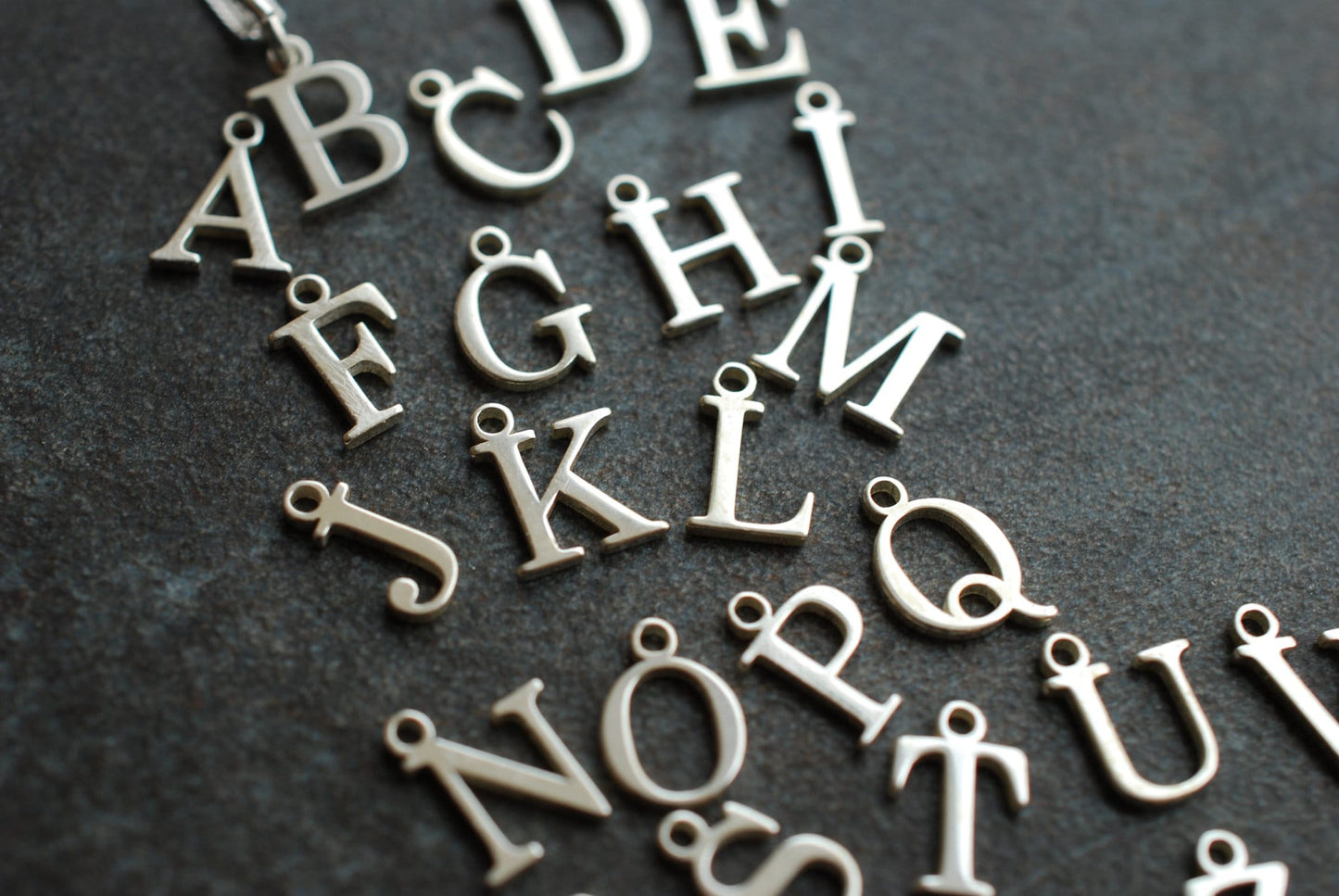 INITIALE . Buchstaben-Anhänger . 925er Sterlingsilber . Geschenke für Frauen