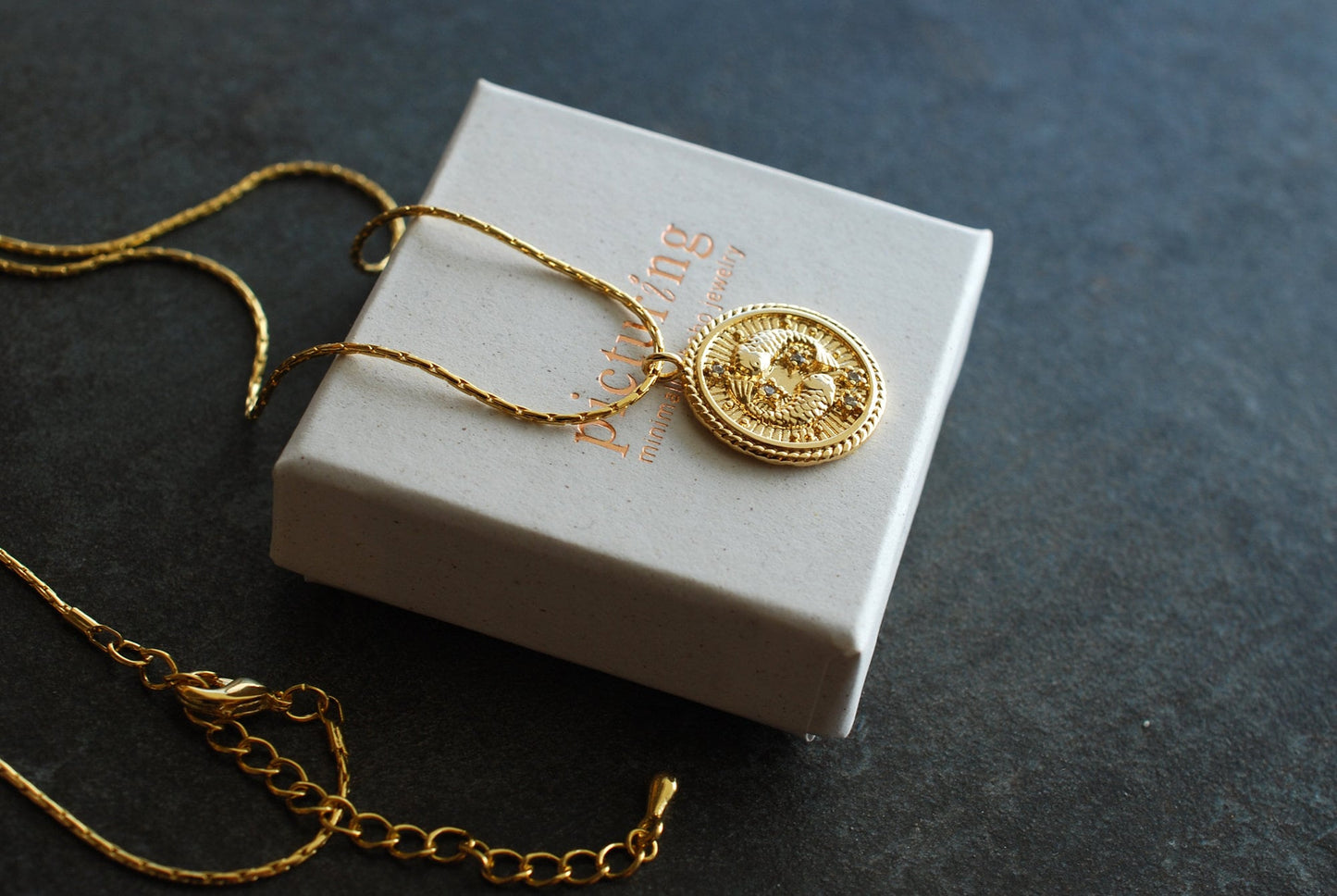 Sternzeichen-Münzen-Kette . 16 k vergoldet . personalisiertes Geschenk . romantische Kette . Himmlischer Schmuck