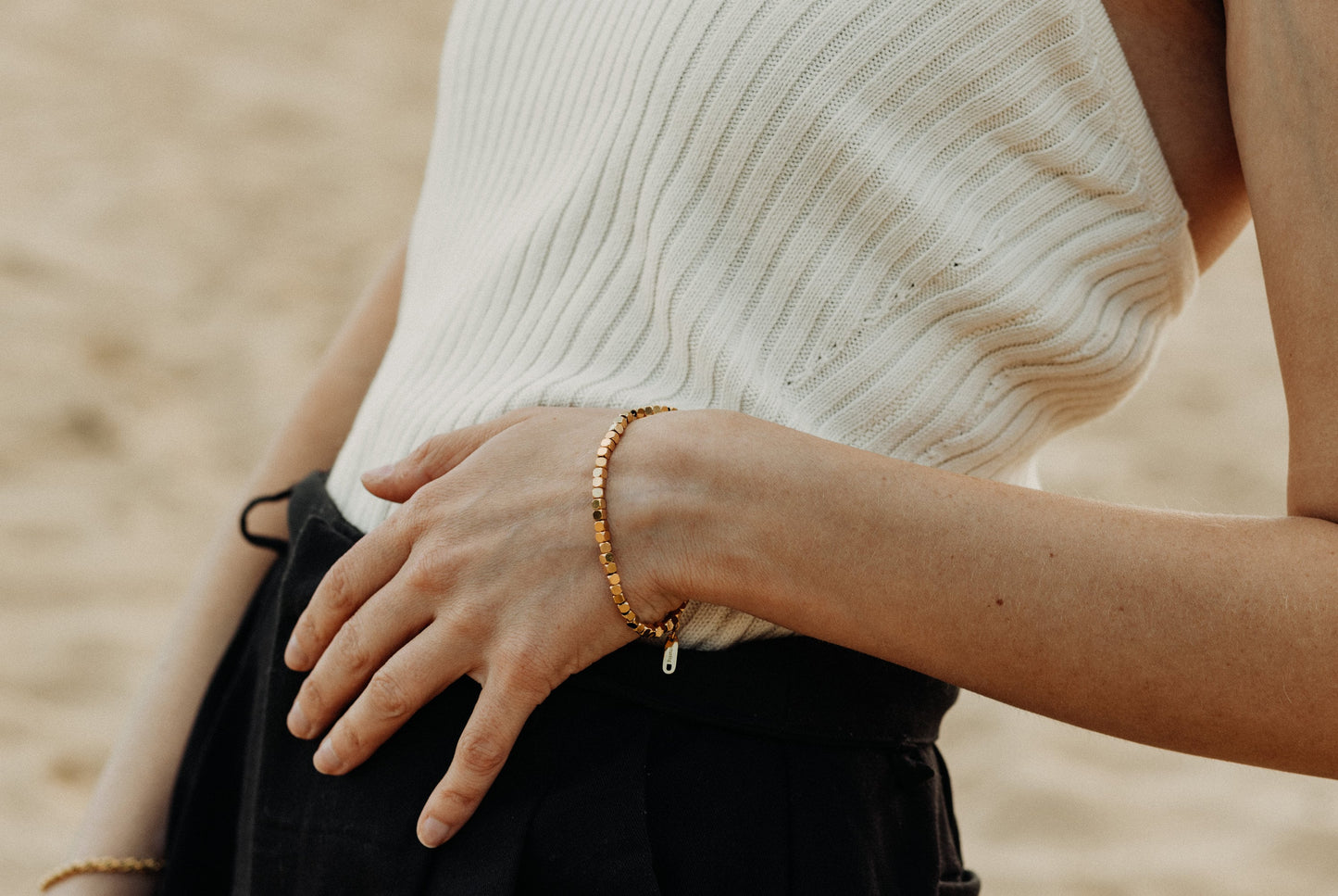 BEA . 18kt Vergoldetes Edelstahl-Armband . Größenverstellbar . Inspirierende Geschenke für Frauen