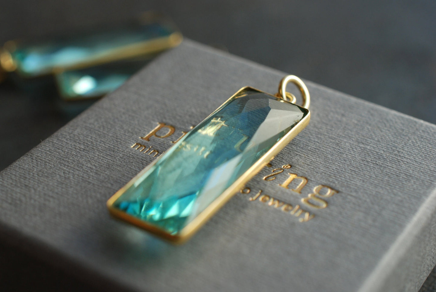 Großer Edelstein-Anhänger Aquamarin . 22 kt vergoldet . Geschenkideen . März Geburtsstein