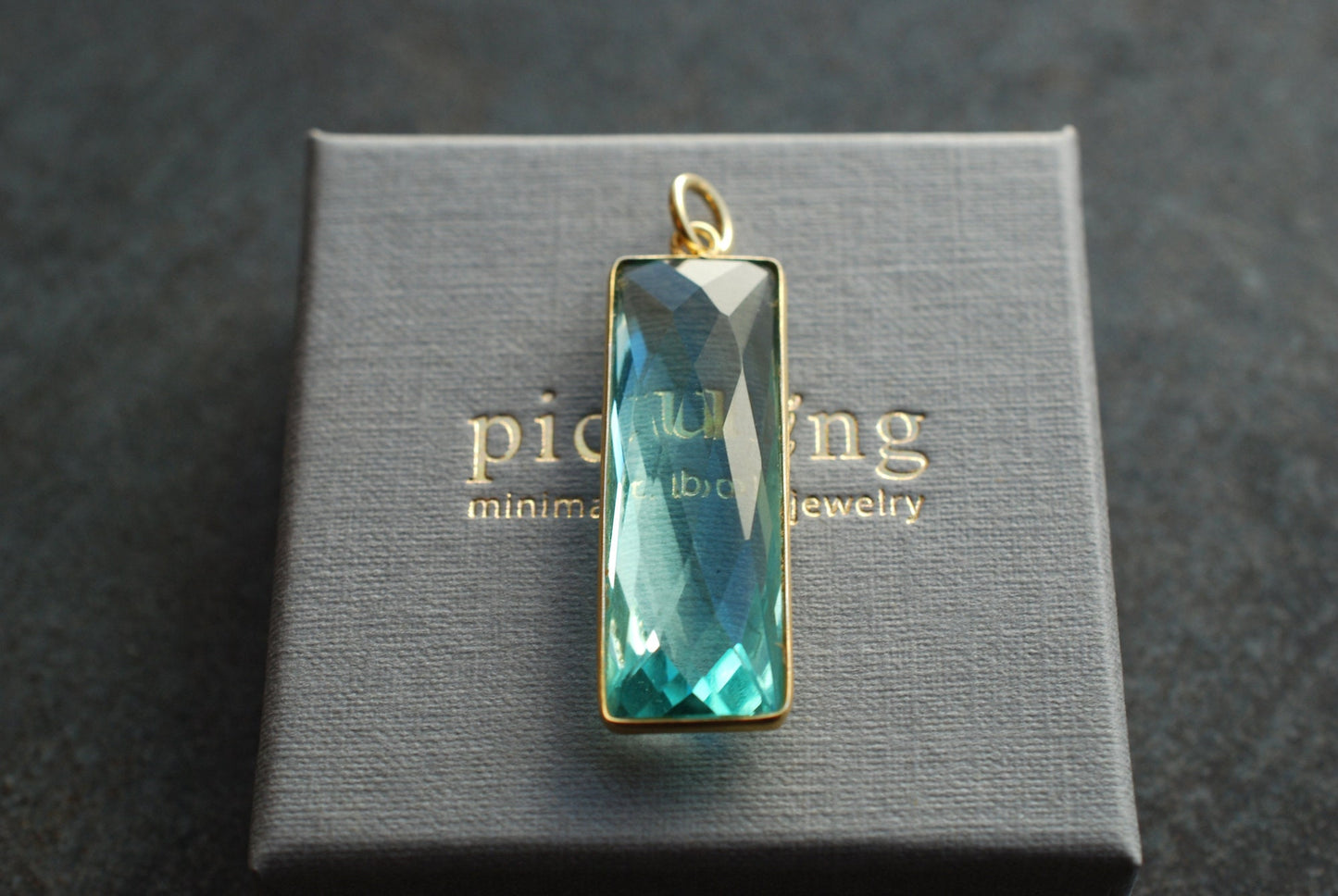 Großer Edelstein-Anhänger Aquamarin . 22 kt vergoldet . Geschenkideen . März Geburtsstein