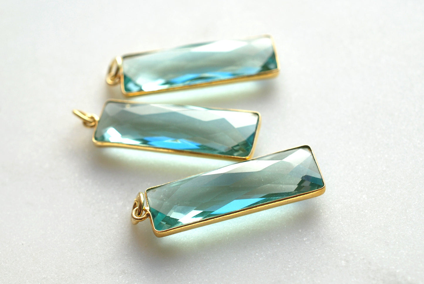 Großer Edelstein-Anhänger Aquamarin . 22 kt vergoldet . Geschenkideen . März Geburtsstein