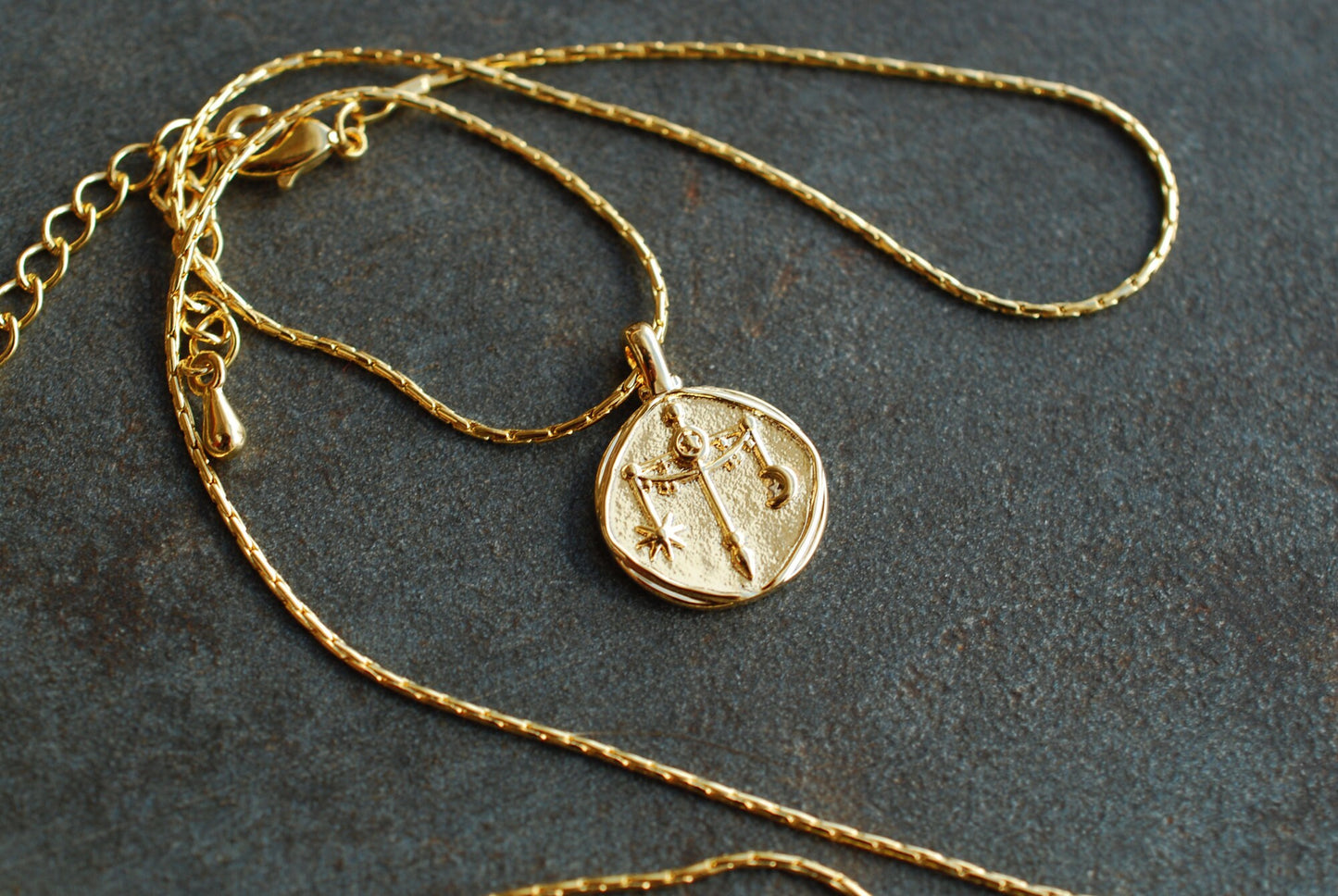 Sternzeichen-Münzen-Kette . 16 kt vergoldet . personalisiertes Geschenk . Vintage-Stil-Kette . Himmlischer Schmuck
