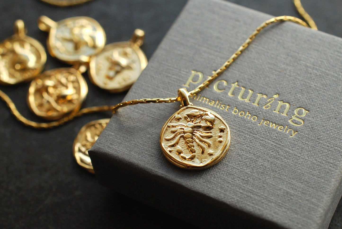Sternzeichen-Münzen-Kette . 16 kt vergoldet . personalisiertes Geschenk . Vintage-Stil-Kette . Himmlischer Schmuck