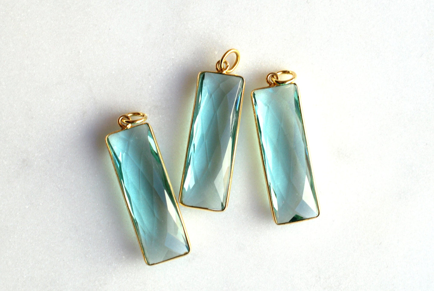 Großer Edelstein-Anhänger Aquamarin . 22 kt vergoldet . Geschenkideen . März Geburtsstein
