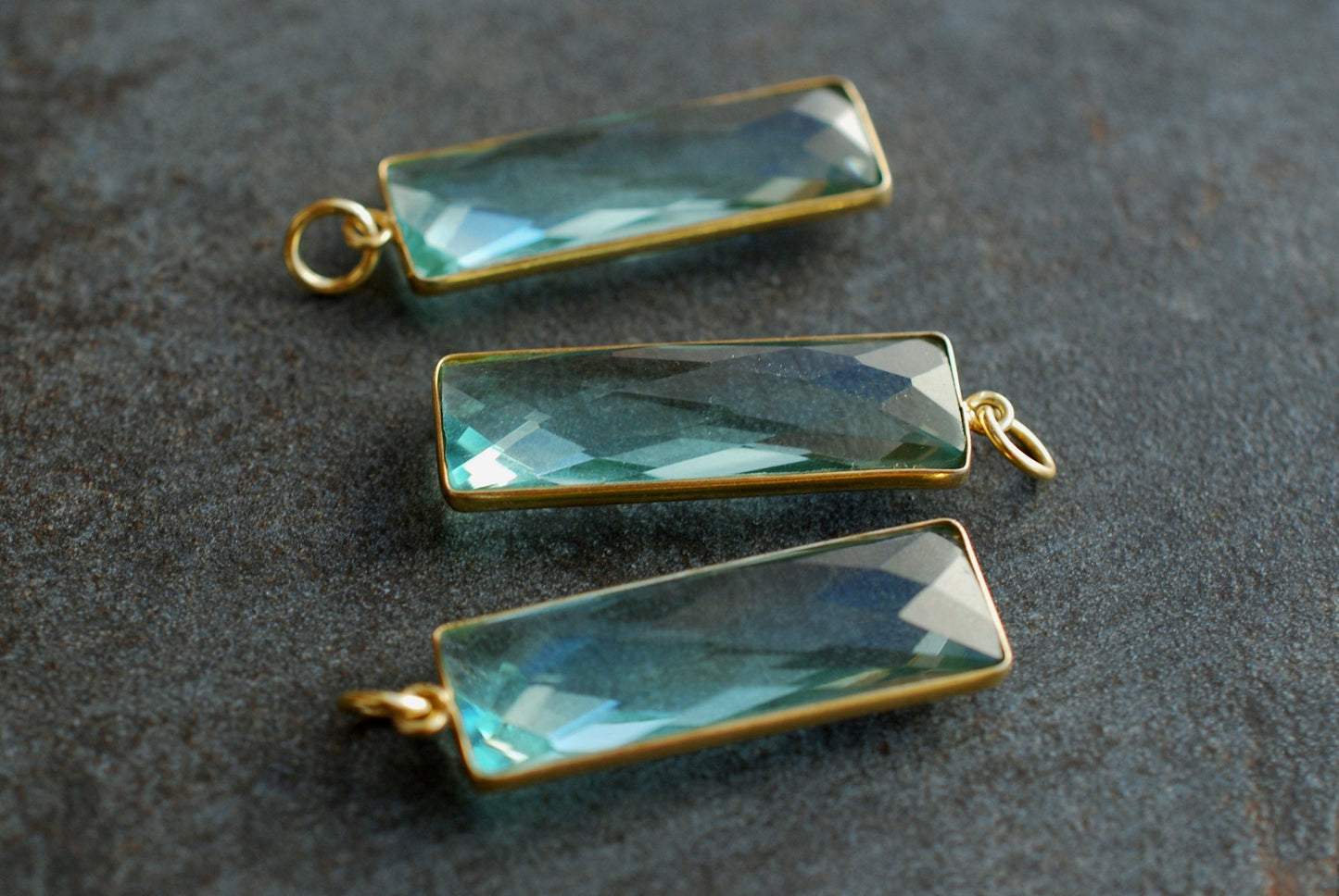 Großer Edelstein-Anhänger Aquamarin . 22 kt vergoldet . Geschenkideen . März Geburtsstein