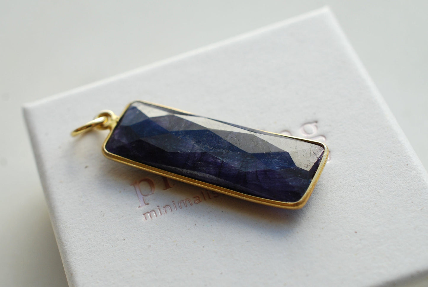 Großer Edelstein-Anhänger Blauer Saphir . 22 kt vergoldet . September Geburtsstein