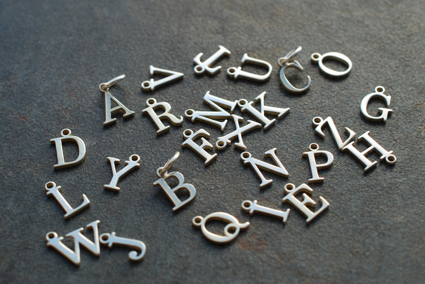 INITIALE . Buchstaben-Anhänger . 925er Sterlingsilber . Geschenke für Frauen