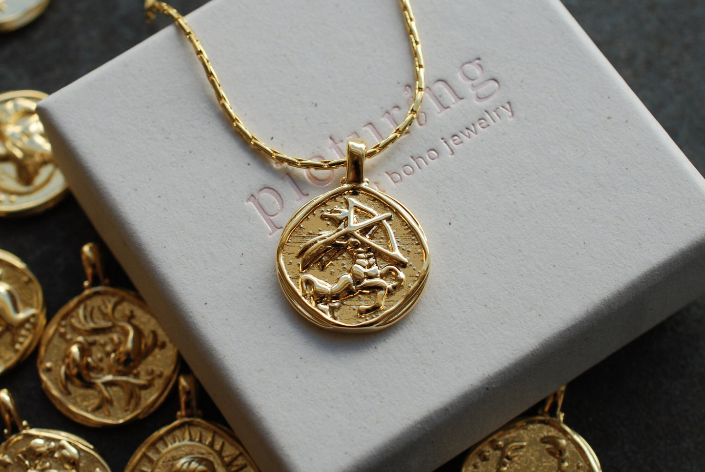 Sternzeichen-Münzen-Kette . 16 kt vergoldet . personalisiertes Geschenk . Vintage-Stil-Kette . Himmlischer Schmuck
