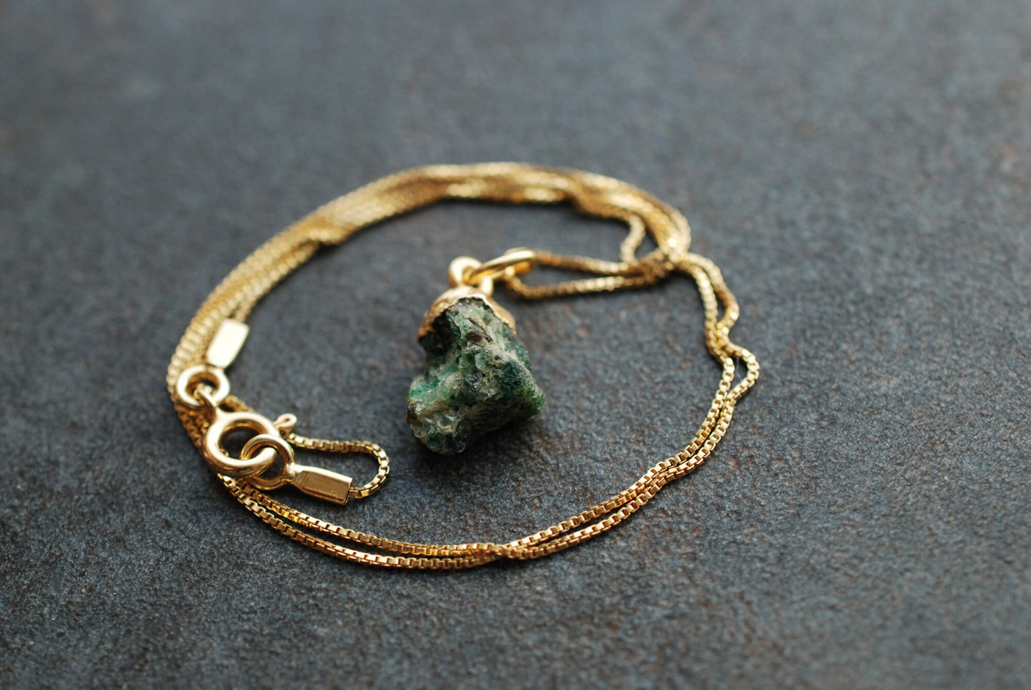 AVA . Rohe Edelstein-Anhänger (wahlweise mit Kette) / 24 kt vergoldetes Silber / personalisierbare Geschenke