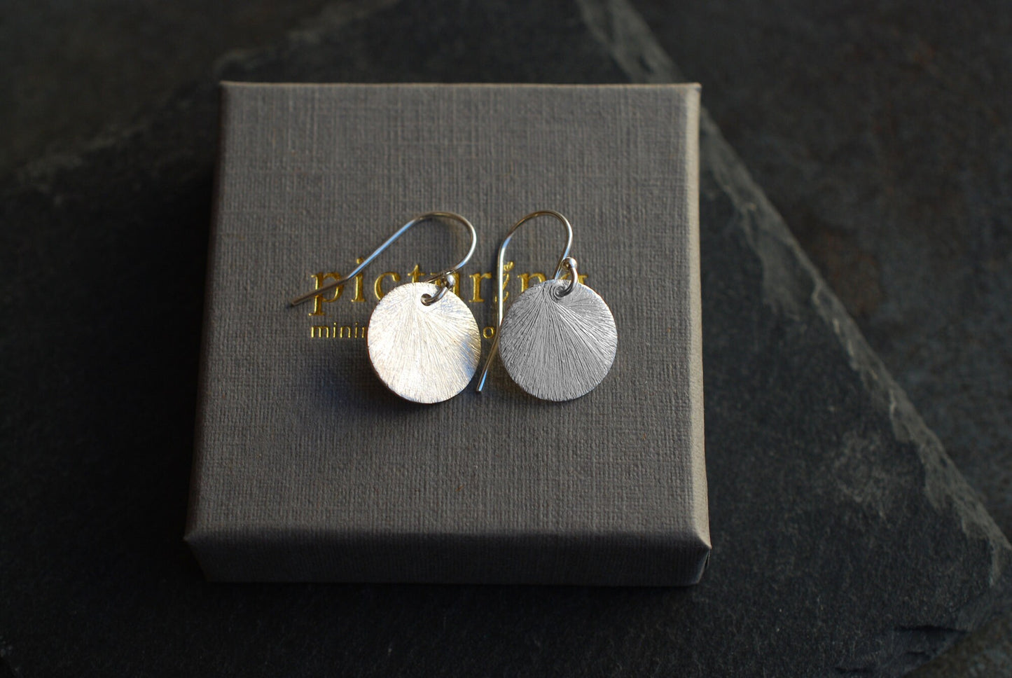 Silberne Plättchen-Ohrringe gebürstet . Sterling Silber . Boho Ohrringe . Geschenke für Frauen