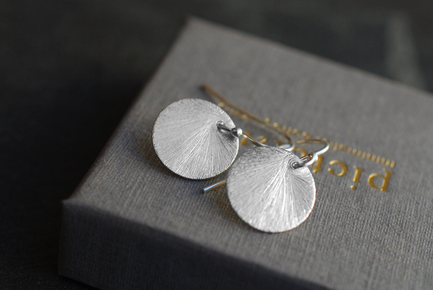 Silberne Plättchen-Ohrringe gebürstet . Sterling Silber . Boho Ohrringe . Geschenke für Frauen