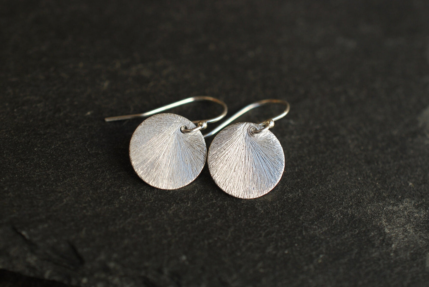 Silberne Plättchen-Ohrringe gebürstet . Sterling Silber . Boho Ohrringe . Geschenke für Frauen
