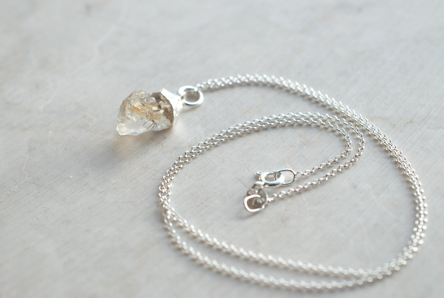AVA . Roher Edelstein-Anhänger (wahlweise mit Silber-Kette) /personalisierte Geschenke