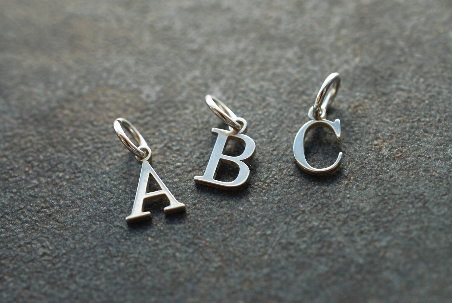 INITIALE . Buchstaben-Anhänger . 925er Sterlingsilber . Geschenke für Frauen