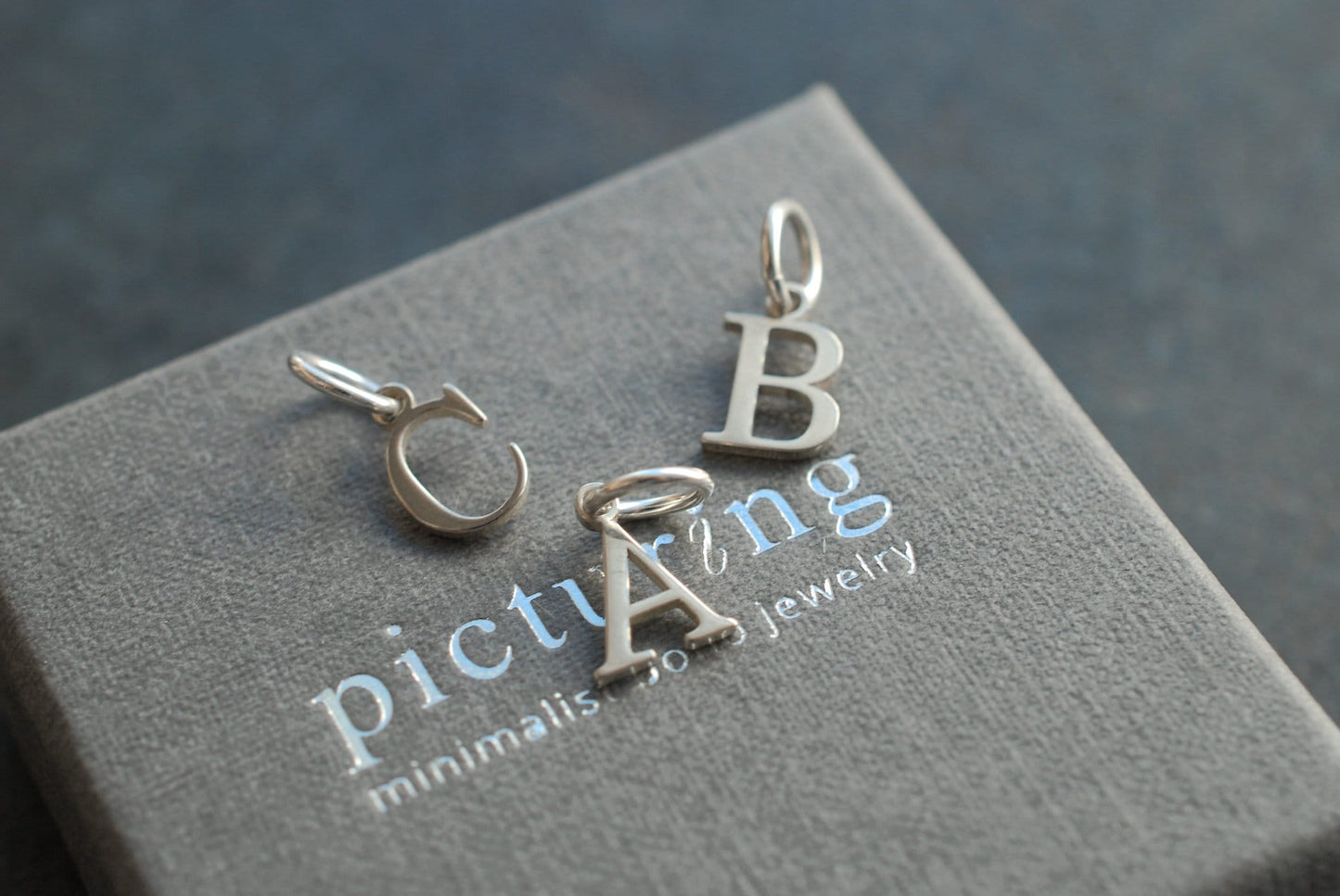 INITIALE . Buchstaben-Anhänger . 925er Sterlingsilber . Geschenke für Frauen