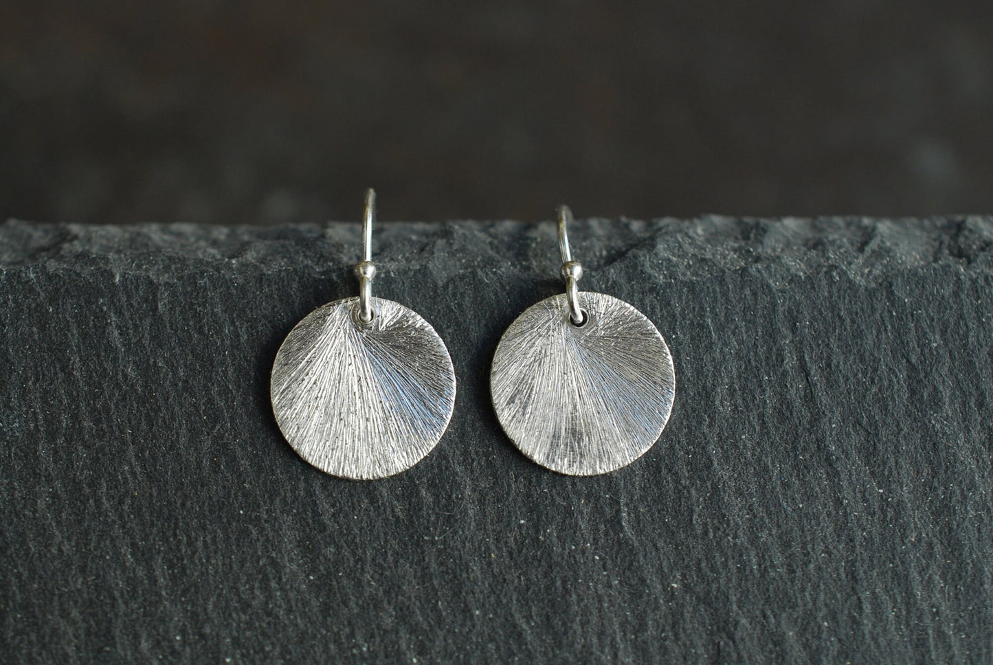 Silberne Plättchen-Ohrringe gebürstet . Sterling Silber . Boho Ohrringe . Geschenke für Frauen