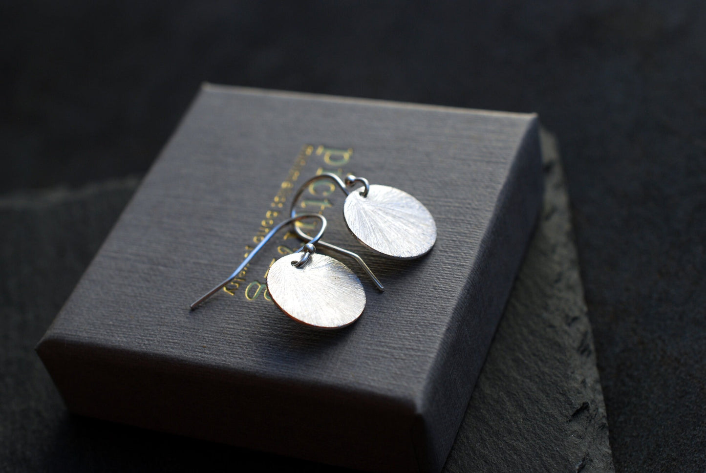 Silberne Plättchen-Ohrringe gebürstet . Sterling Silber . Boho Ohrringe . Geschenke für Frauen