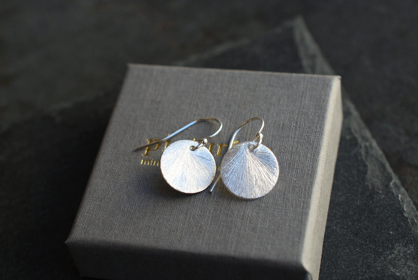 Silberne Plättchen-Ohrringe gebürstet . Sterling Silber . Boho Ohrringe . Geschenke für Frauen