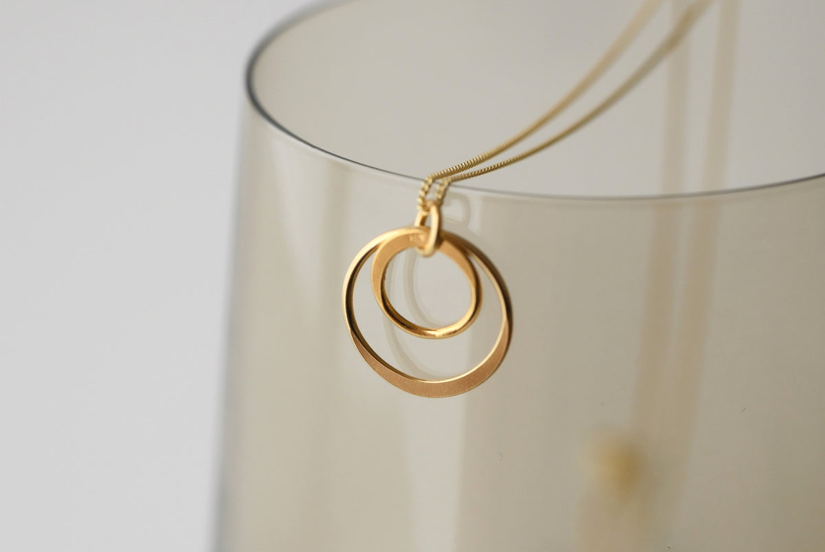 Vergoldete Kette mit Kreis-Anhängern · CIRCLES | feiner Schmuck aus Sterlingsilber