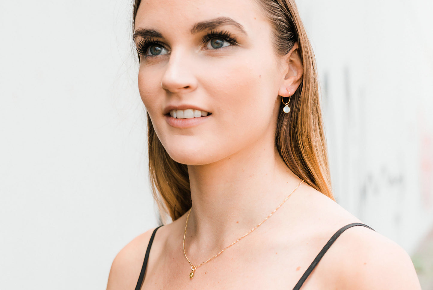 Geburtsstein-Creolen Oktober · Opalfarben · Ohrringe aus 18 kt vergoldetem Sterling Silber