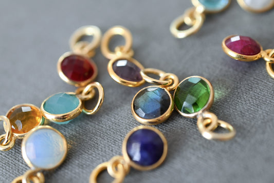 Geburtsstein-Anhänger aus vergoldetem Silber TINY GEMS | beidseitig facettierte Charms | Schmuckgeschenk