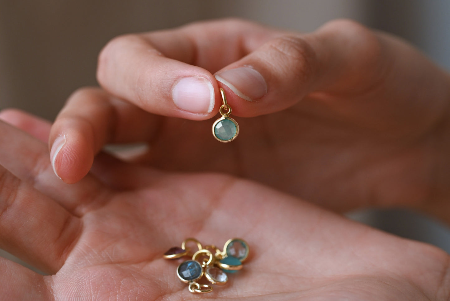 Geburtsstein-Anhänger aus vergoldetem Silber TINY GEMS | beidseitig facettierte Charms | Schmuckgeschenk